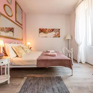 Appartamento Old Romantic 4 With Free Private Parking, Pola